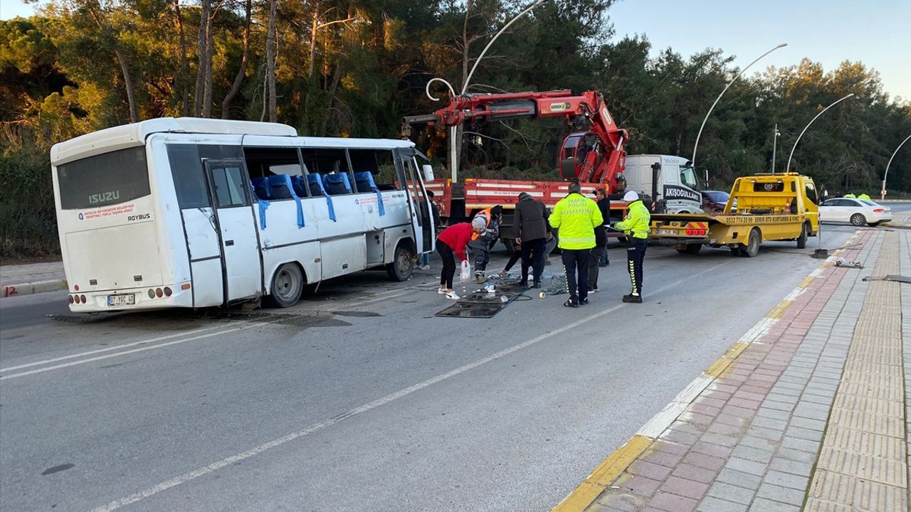 Antalya'da trafik kazasında araçla yolcu minibüsü çarpıştı, 3 kişi yaralandı.