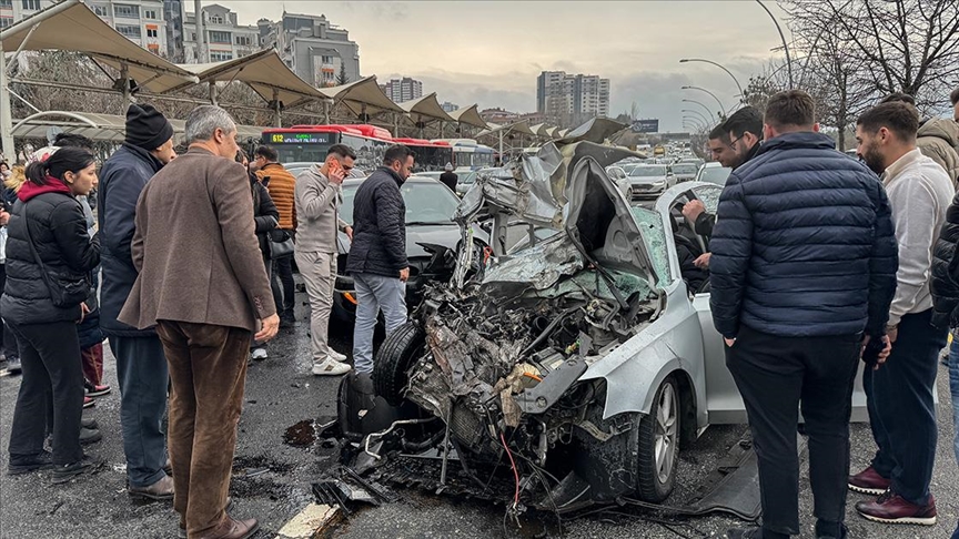 Başkentte otomobilin EGO otobüsü ve 2 araca çarpması sonucu 4 kişi yaralandı.