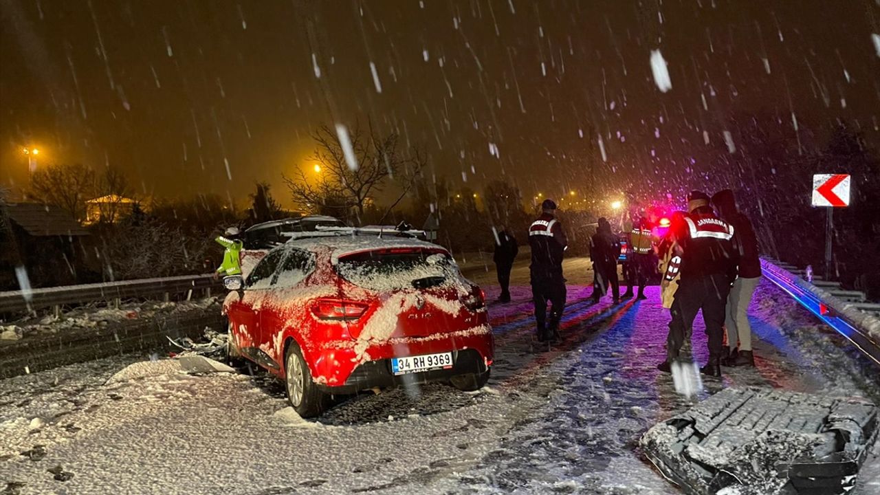 Düzce Gölyaka Yolu'nda iki aracın çarpıştığı kazada 7 kişi yaralandı.