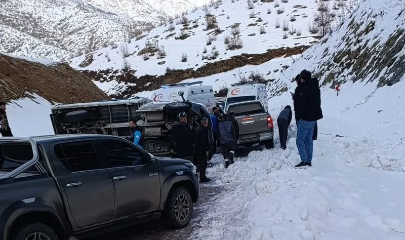 Hakkari'de kaza sonucu 2 kişi yaralandı.