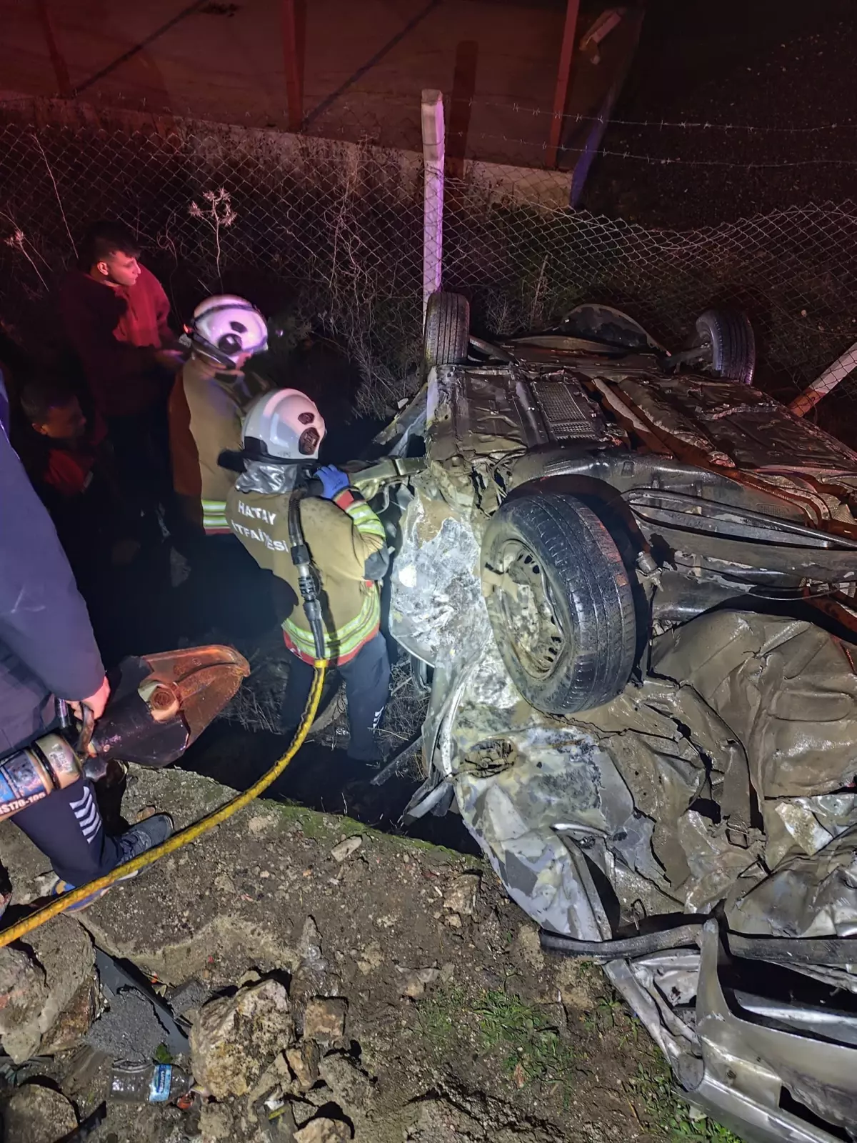 Hatay'da trafik kazasında iki kişi hayatını kaybetti, üç kişi yaralandı.