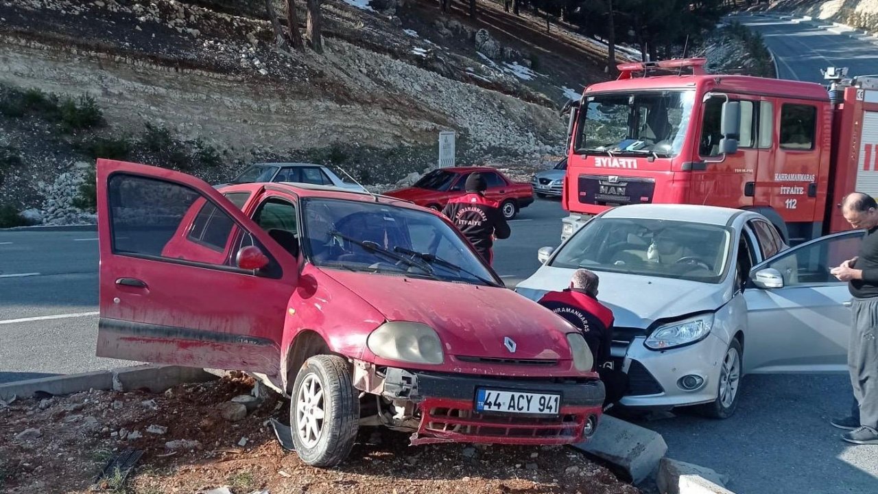 Kahramanmaraş'ta iki araç kaza yaptı, 2 kişi yaralandı.