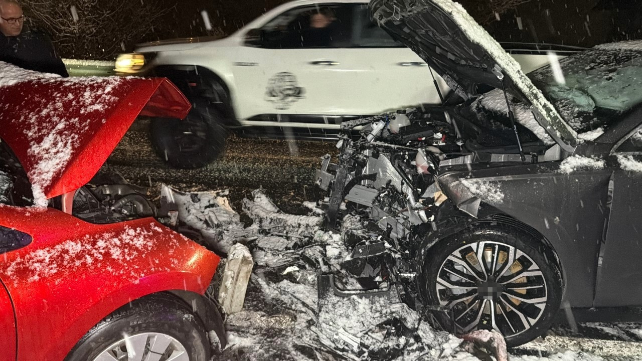 Kaza sonucu çarpışan araçlar büyük hasar aldı: 7 kişi yaralandı