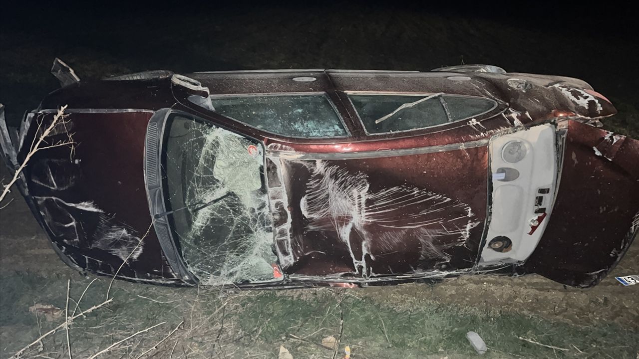 Kütahya'da korkunç kaza: Araç tarlaya devrildi, 1 kişi hayatını kaybetti 1 kişi ağır yaralandı.