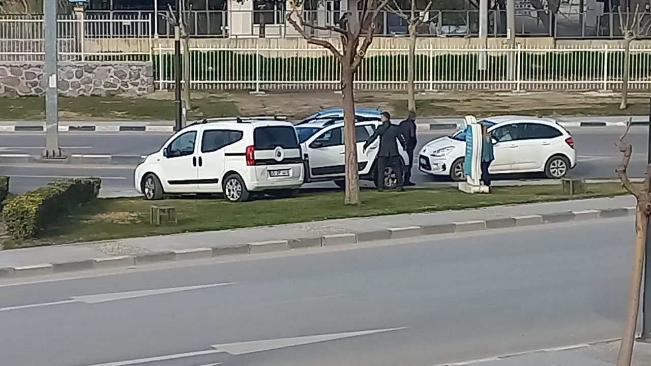 Manisa'da ardışık kaza: 3 araba çarpıştı.