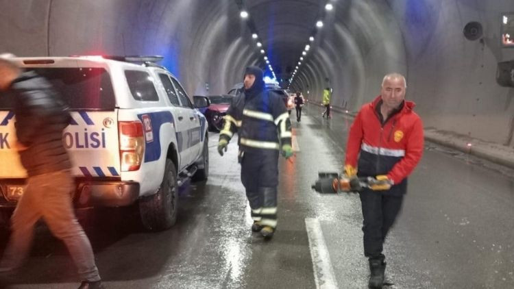 Tünelden zincirleme kaza... Can kayıpları ve yaralılar mevcut