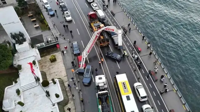 Üsküdar Sahil Yolu'nda tır çarptı, ekskavatör devrildi!