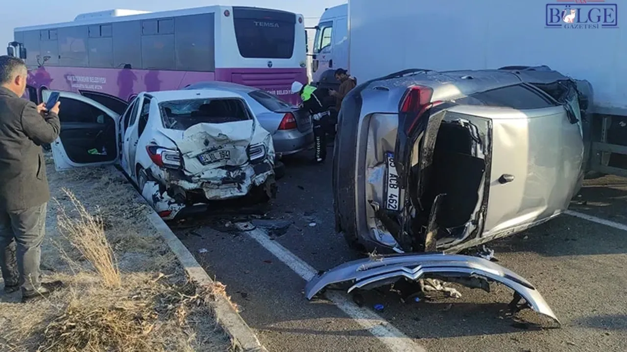 Van'da trafik kazasında 26 kişi öldü.