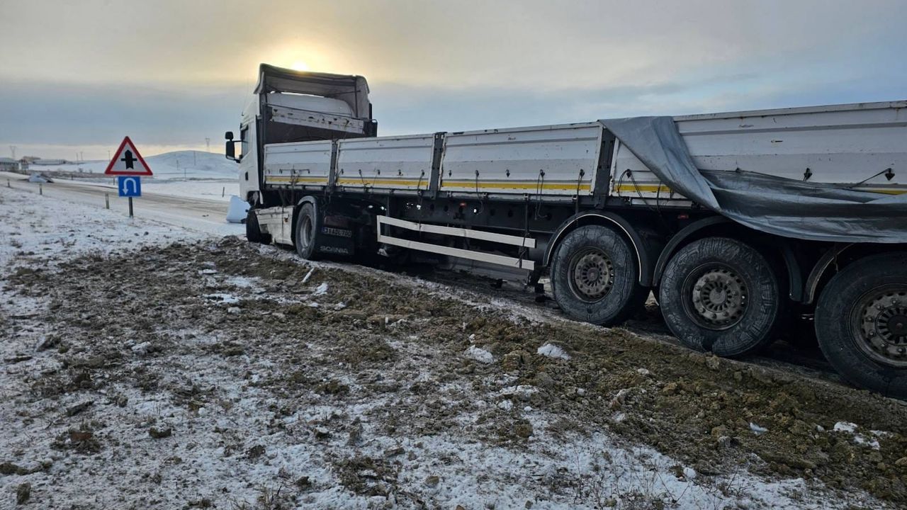Yozgat'ta 2 araç ile tırın çarpıştığı kaza sonucu 1'i ağır 3 kişi yaralandı.