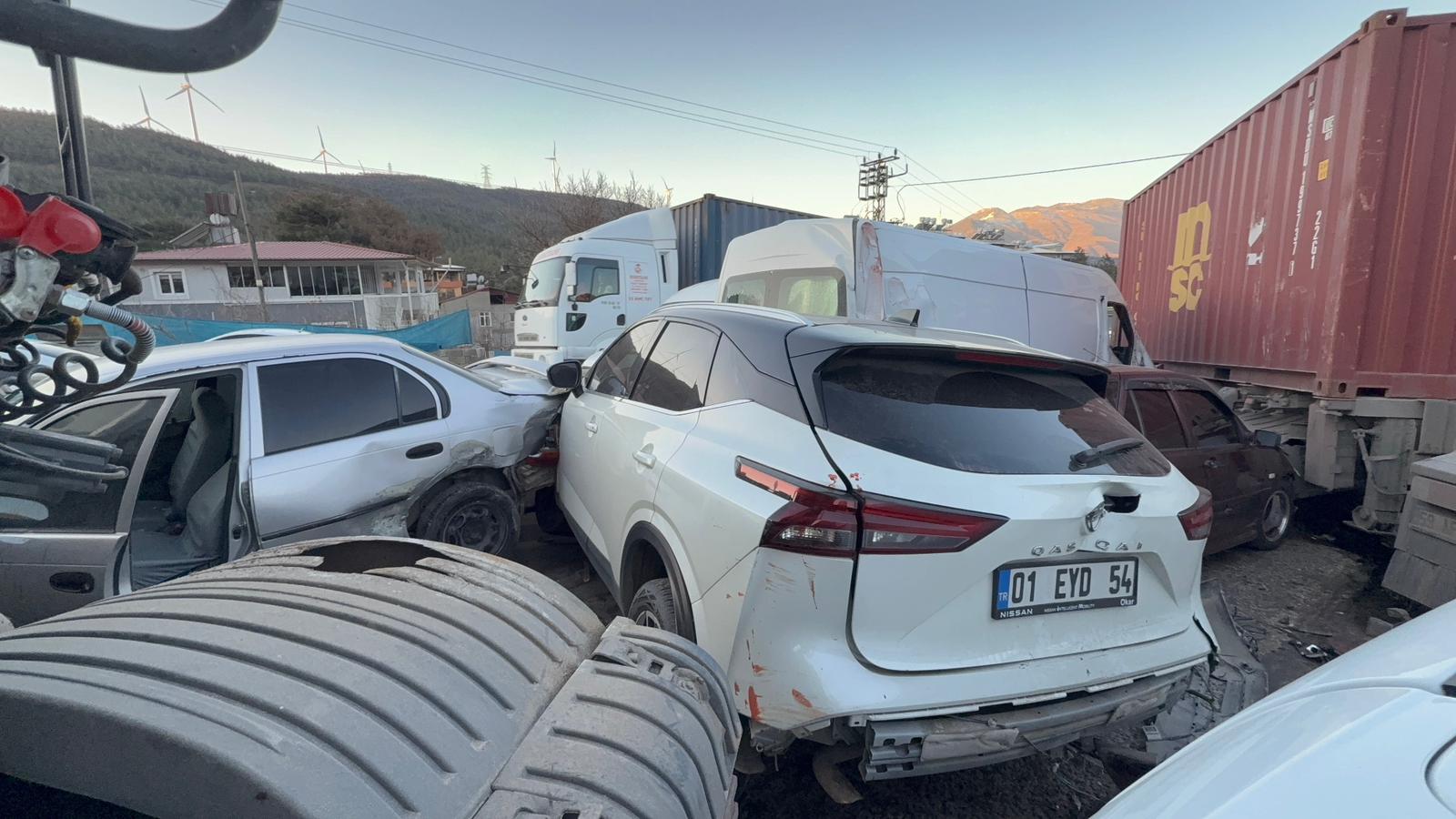 11 araç kaza yaptı, karayolu savaş alanına döndü: 11 kişi yaralandı.