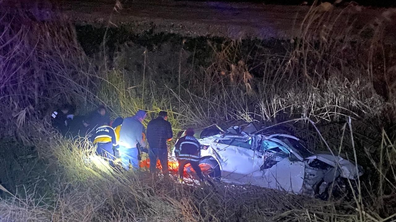 Adana'da trafik kazasında otomobil dereye devrildi, 1 ölü ve 3 ağır yaralı var.
