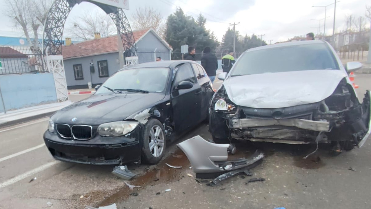 Aksaray'da kavşak çarpışması: 3'ü çocuk 4 kişi yaralandı.