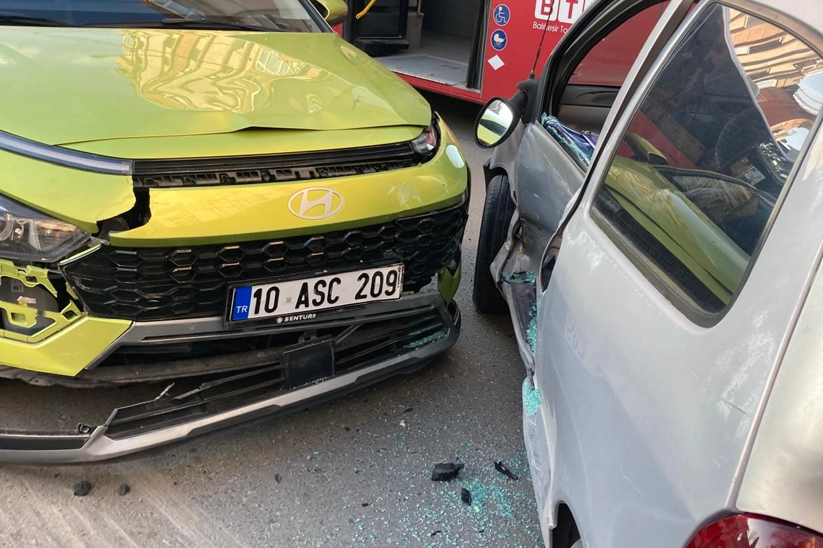 Balıkesir'de trafik kazasında bir kişi ciddi şekilde yaralandı.