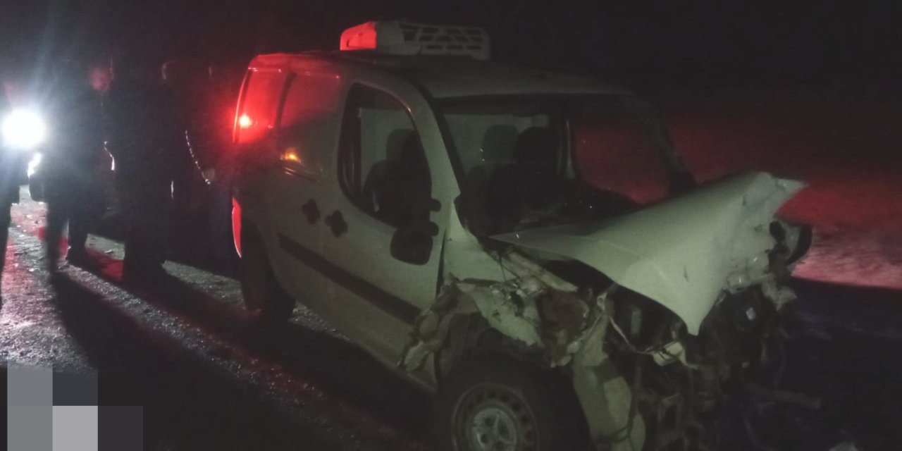 Çınar'da buzlanma sebebiyle 3 aracın karıştığı zincirleme trafik kazası meydana geldi, 3 kişi yaralandı.