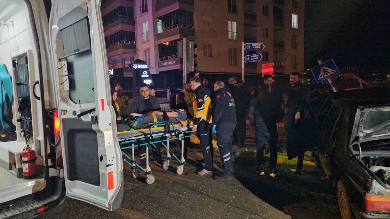 Çorum'da gerçekleşen trafik kazasında iki araç çarpıştı ve 4 kişi yaralandı.