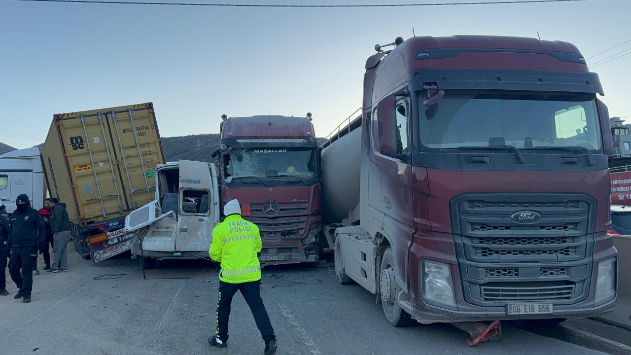 Hatay'da 11 araç çarpıştı, yolda kaos yaşandı.