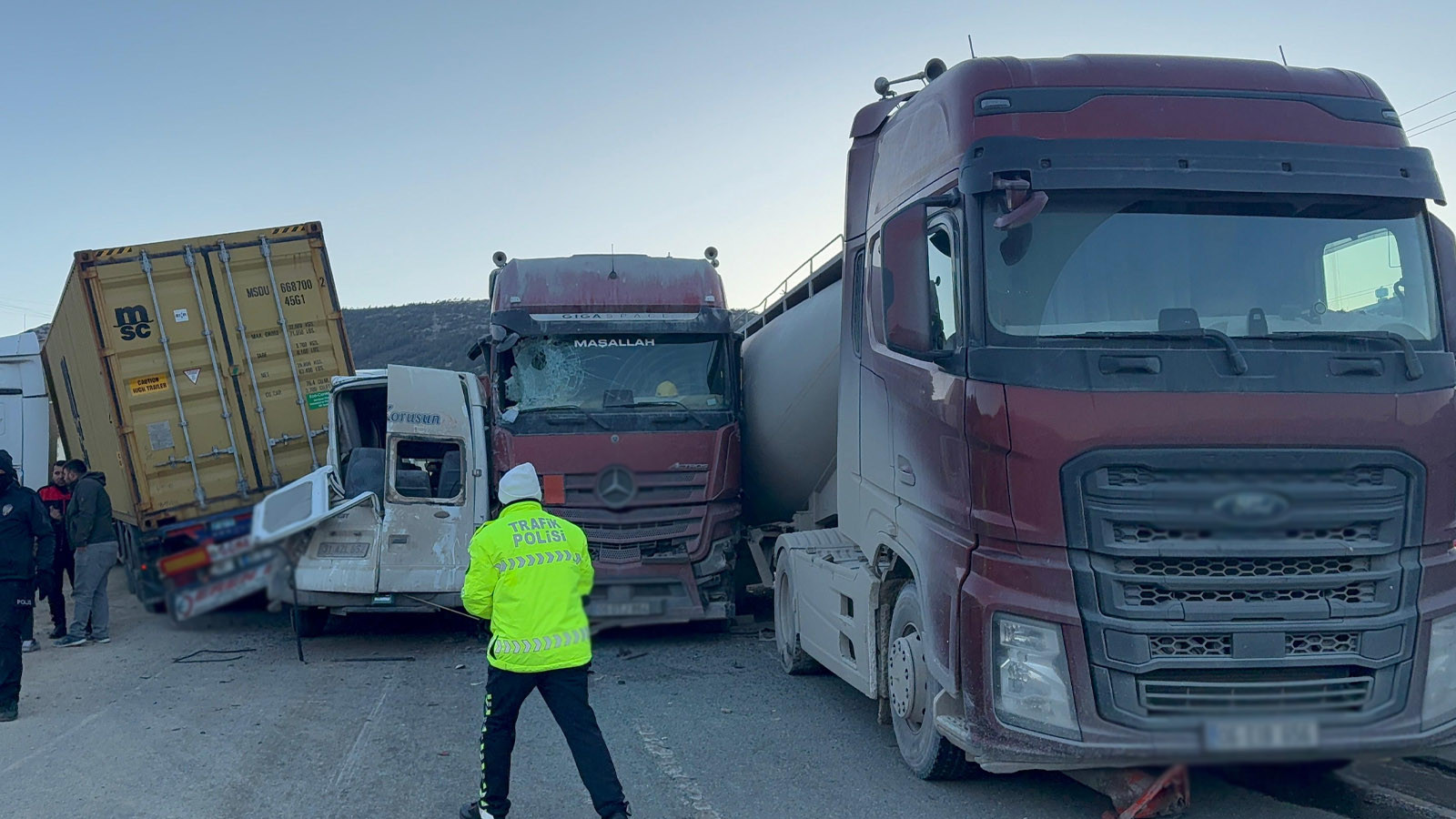 Hatay'da 11 araç kaza yaptı: Çok sayıda yaralı bulunuyor.