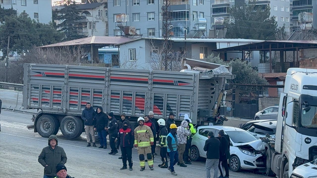 Hatay'da ardışık trafik kazası: 11 araç çarpıştı!
