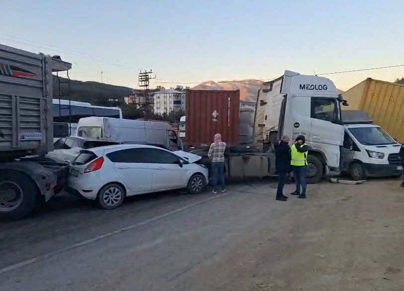 Hatay'da buzlanan yolda 11 araç zincirleme kaza yaptı: 11 kişi yaralandı.