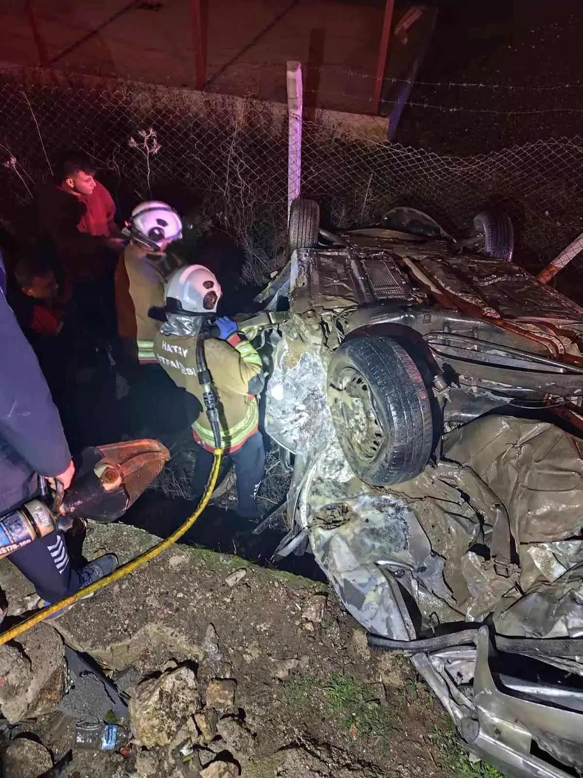 Hatay'da kaza: 2 kişi hayatını kaybetti, 3 kişi yaralandı.