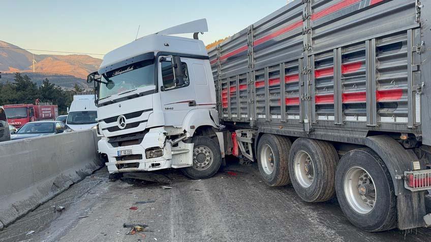 Hatay’da zincirleme kaza: 11 araç birbirine girdi.