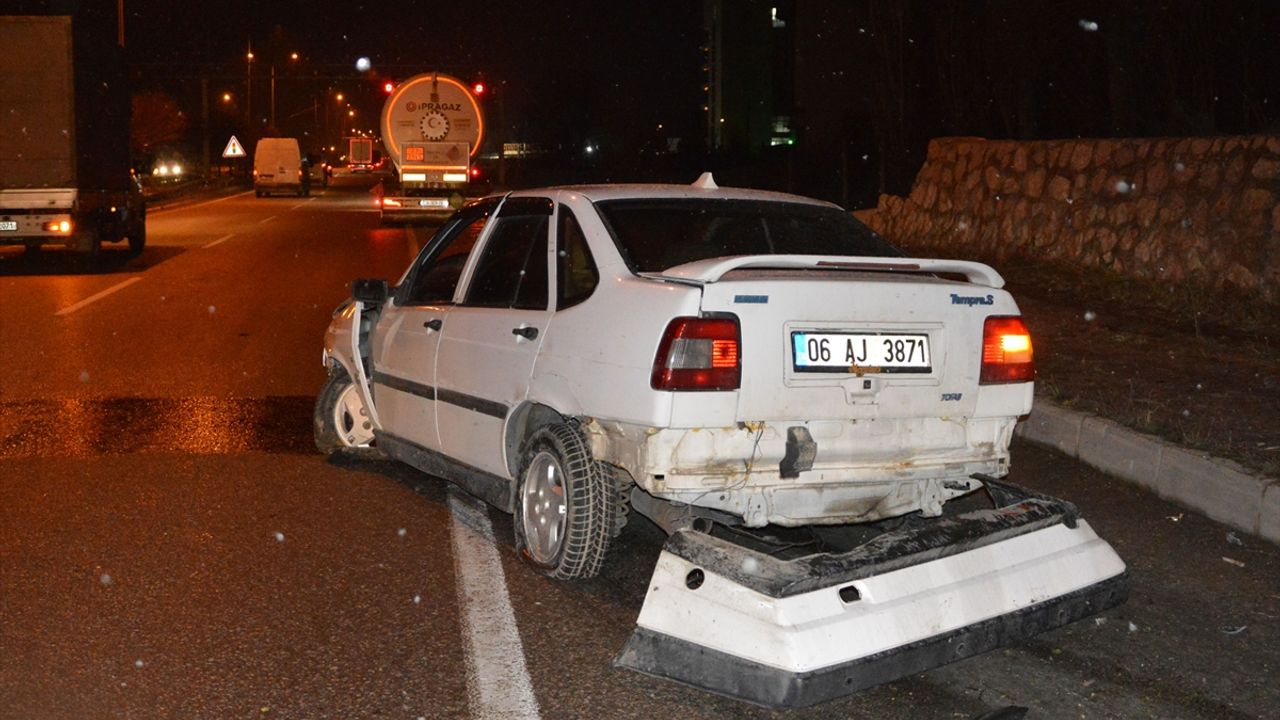 Kaldırıma çarpan araç Samsun'da 2 kişiyi yaraladı.