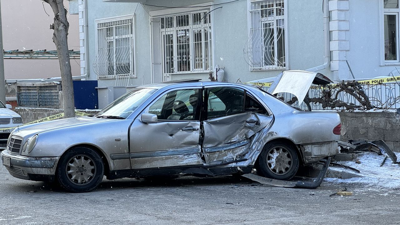 Karaman'da meydana gelen trafik kazasında 2 aracın çarpışması sonucu 1'i ağır toplam 2 kişi yaralandı.