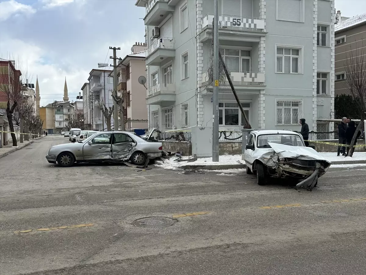 Karaman'da Trafik Kazası Sonucu 2 Kişi Yaralandı