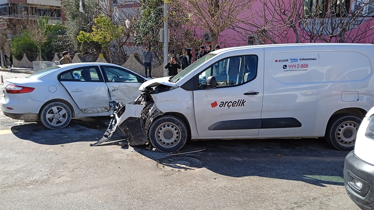 Trafik kazası Şanlıurfa'da Nar Heykeli yakınında oldu, 5 kişi yaralandı.
