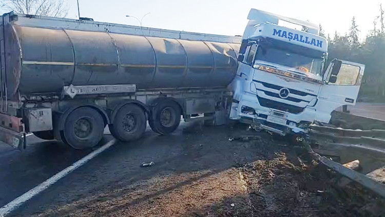 2 kamyonet ve 1 araç çarpıştı: 2 kişi hayatını kaybetti.