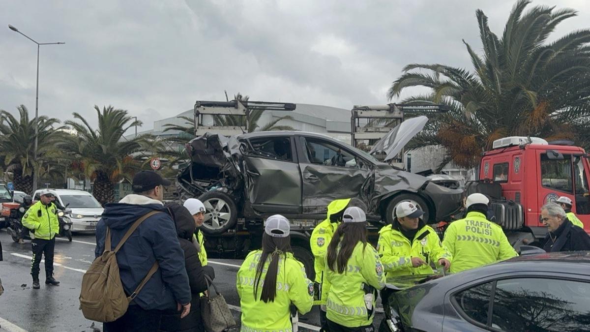 Ataköy yolunda zincirleme kaza: 6 araç çarpıştı.