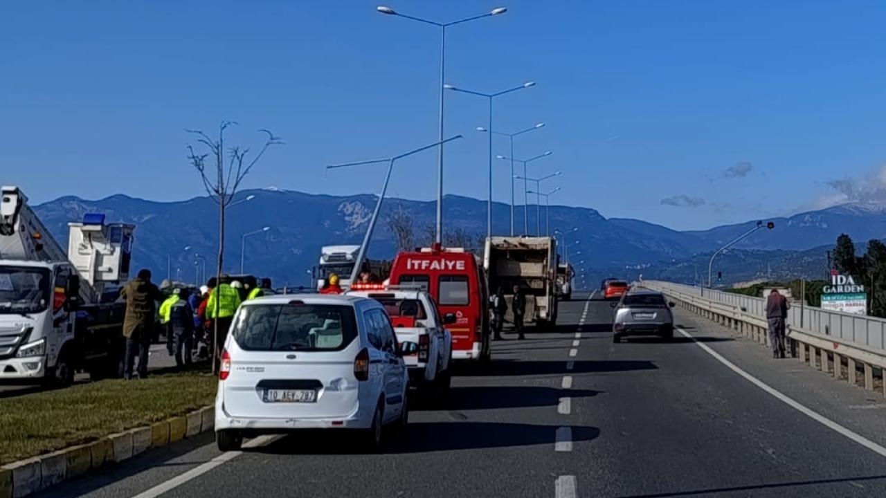 Balıkesir'de araç çöp kamyonuna çarptı: 1 kişi hayatını kaybetti
