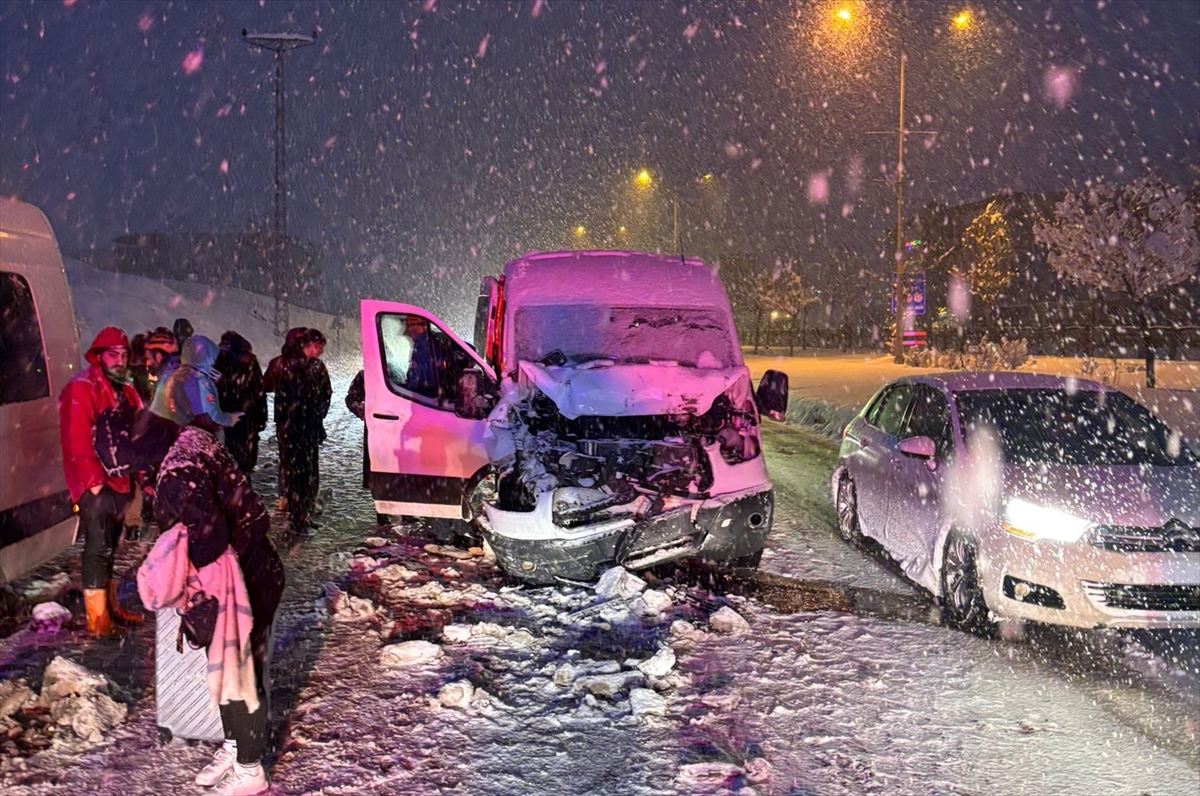 Bingöl'de çarşılı kaza sonucu 10 kişi yaralandı.