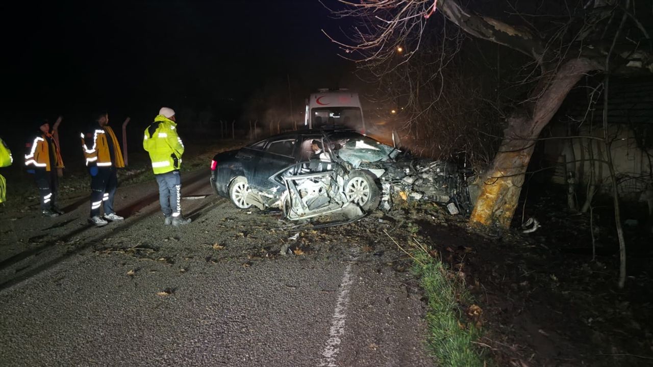 Bursa'da yaşanan korkunç trafik kazasında araç ağaca çarptı: 2 ölü, 2 yaralı