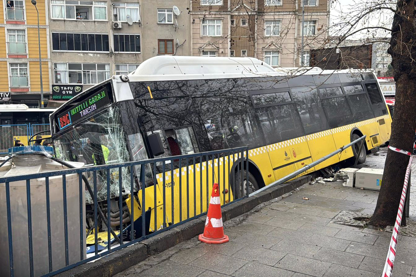 Esenler'de korkunç kaza: İETT otobüsü otoparka çarptı.