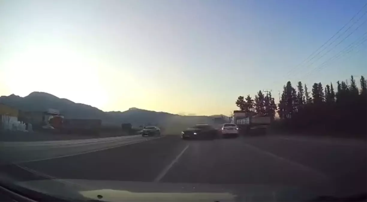 Hatay'da 5 aracın karıştığı zincirleme kaza anbean kaydedildi; 4 yaralı var.