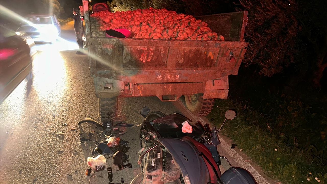 İzmir'de motosikletle traktörün kaza yapması sonucu 1 kişi ağır yaralandı.