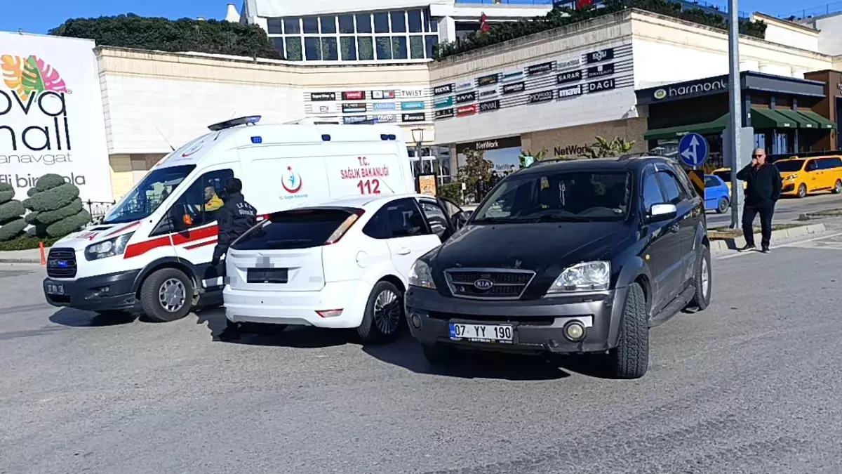 Manavgat'ta Trafik Kazası: 3 Kişi Yaralandı.