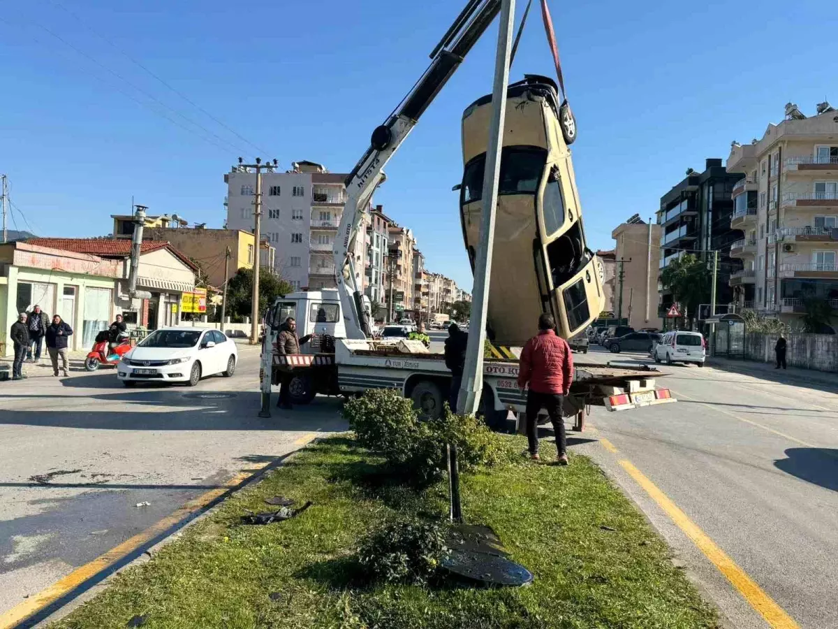 Muğla'da Ticari Aracın Takla Atmasıyla Trafik Kazası Oluştu
