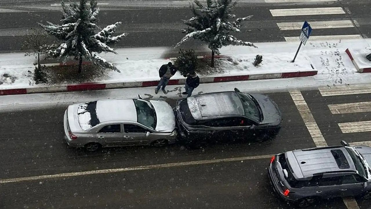 Siirt'te kar yağışıyla birlikte trafik kazaları rapor edilmeye başlandı.