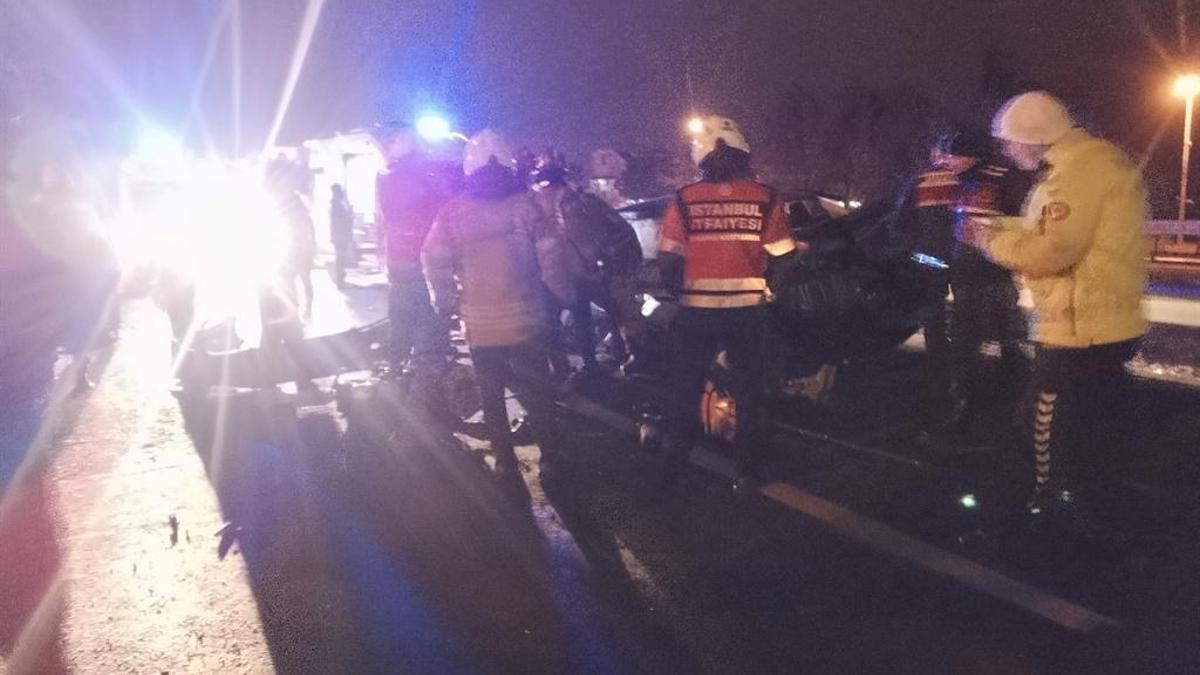 Silivri'de dehşet veren bir trafik kazası meydana geldi: Araç bariyerlere saplandı!