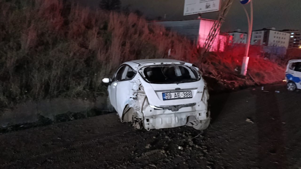 Tekirdağ'da park halindeki bir polis aracına çarpan araçta 2 kişi yaralandı.