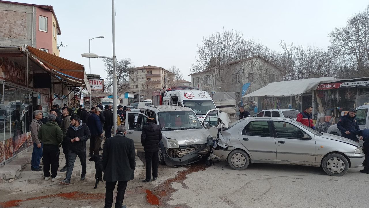 2 kişi yaralı olarak Dilek Mahallesi’nde trafik kazası geçirdi.