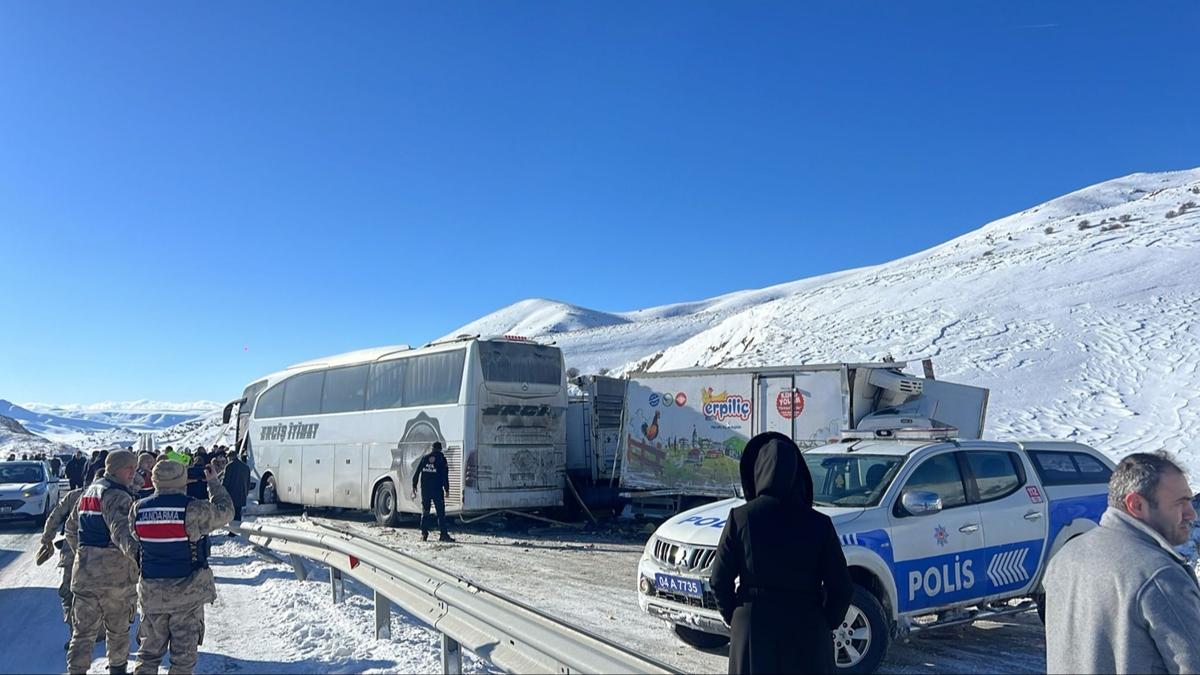 Ağrı'da yolcu otobüsü ile kamyonetlerin karıştığı zincirleme kaza: 6 kişi yaralandı.