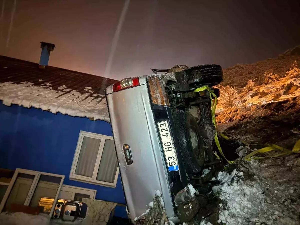 Ardanuç'ta Kaza: 1 Kişi Hayatını Kaybetti, 1 Kişi Yaralandı.
