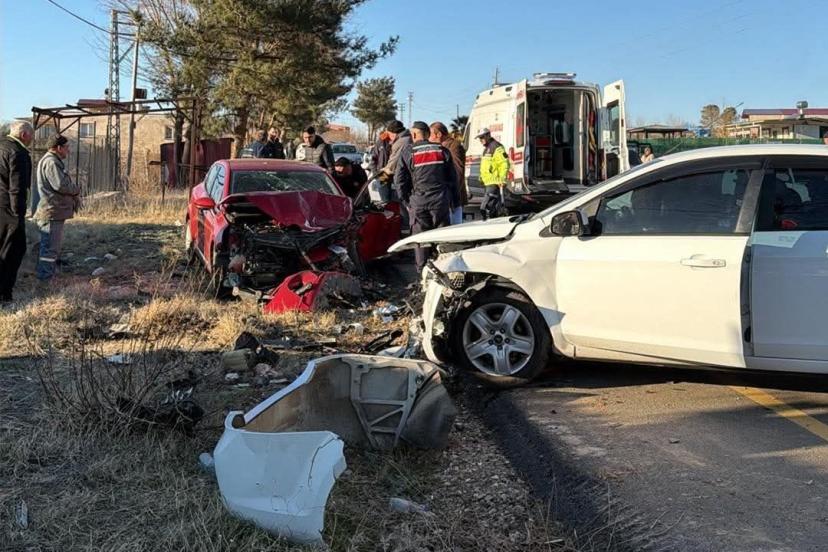Buzlanma sebebiyle trafik kazası meydana geldi, 2 kişi yaralandı.