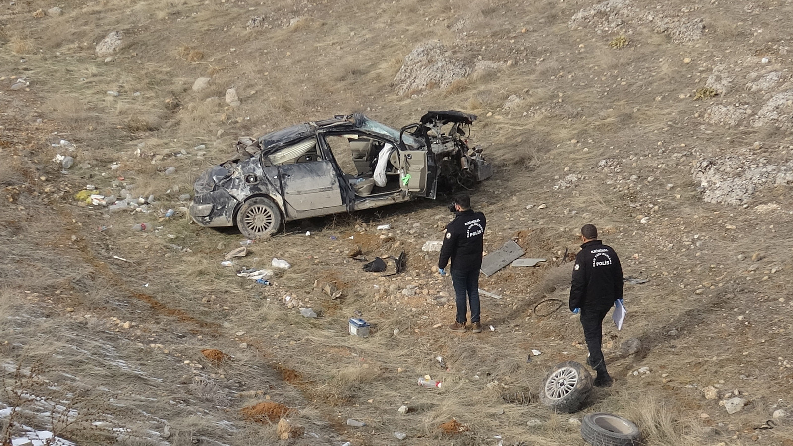 Malatya'da lastiği patlayan araç yoldan çıkarak şarampole devrildi: 1 kişi hayatını kaybetti, 2 kişi yaralandı.