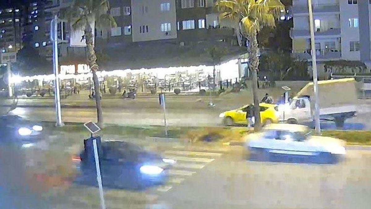 Mersin'de zincirleme kaza yaşandı, yayaya yol vermek isteyen sürücüler...