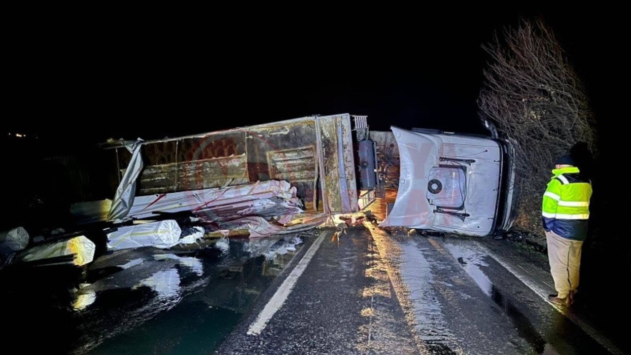 Pamukova yolu korkunç trafik kaza geçirdi!