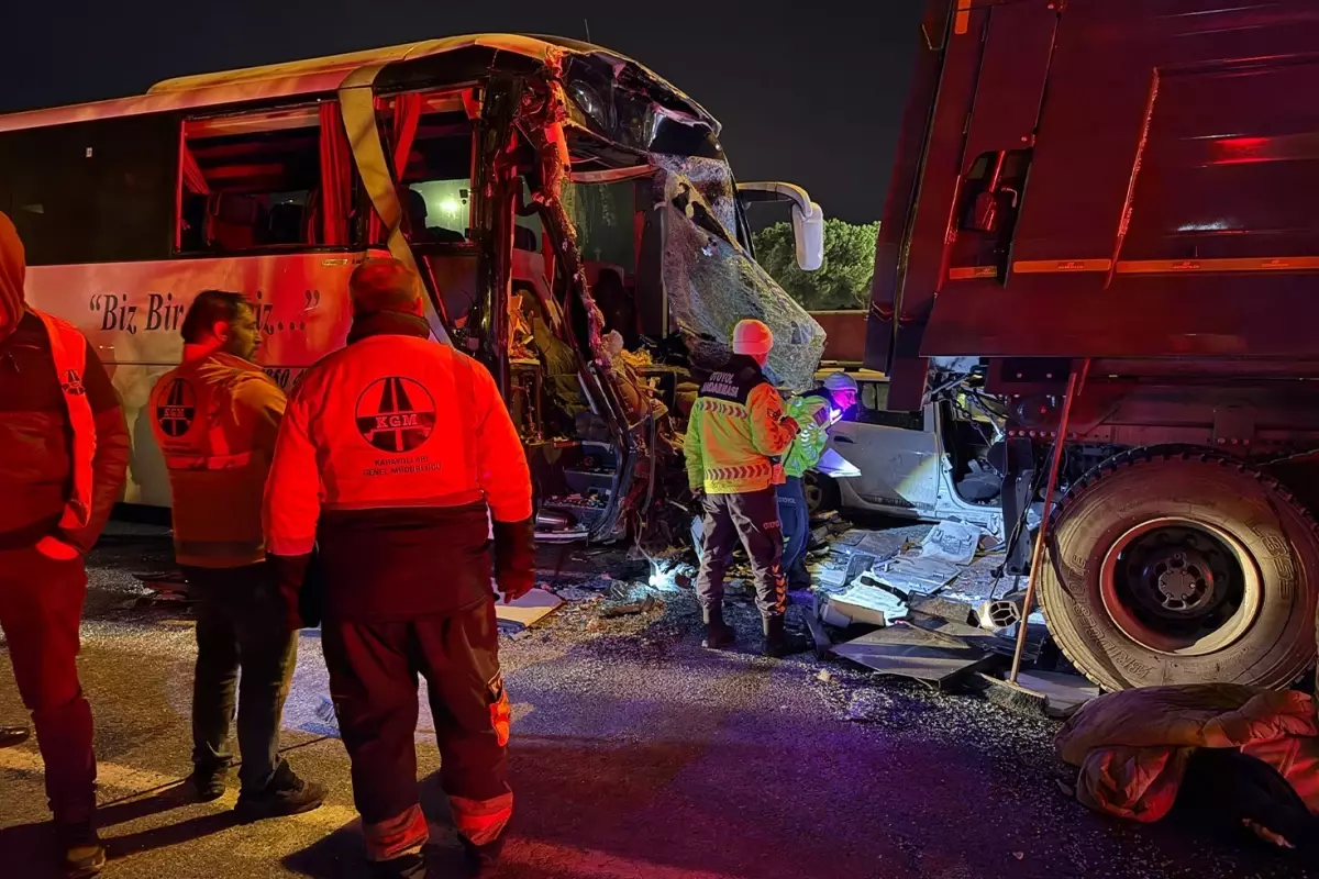 Sakarya'da TEM Otoyolunda trajik kaza: Bir kişi öldü, 19 kişi yaralandı.